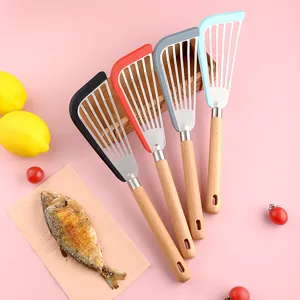 Paletta per pesce in acciaio inossidabile con testa in silicone e manico in legno resistente al calore.