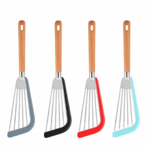 Paletta per pesce in acciaio inossidabile con manico in legno e bordo in silicone.