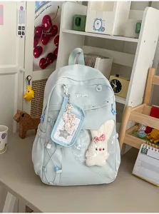 Hübscher hellblauer Studentenrucksack im College-Stil mit durchsichtiger Tasche und Plüschhase.