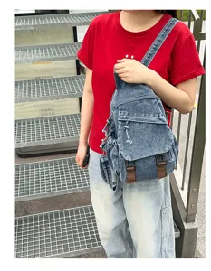 Verouderde denim rugzak met veelzijdig ontwerp en praktische details voor dagelijks.