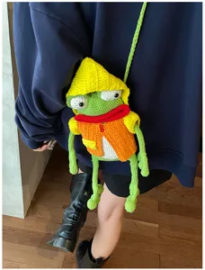 Sac bandoulière grenouille dessin animé au crochet fait main avec capuche jaune pour femme.
