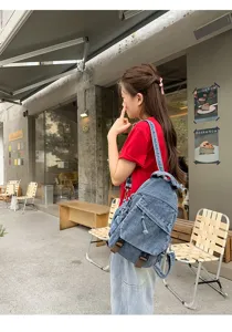 Vintage gewassen denim rugzak voor dames, multifunctionele casual dagrugzak in retro stijl.