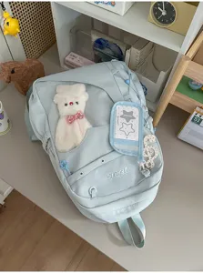 Süßer College-Stil hellblauer Schülerrucksack mit transparentem Fach, Plüschbär und Kartenhalter.