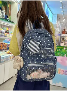 Detailansicht des Harajuku Sternen-Druck Itabags mit Sichtfenster und niedlichem Plüschtier.