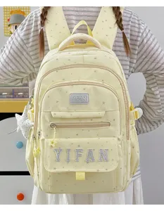 Detailaufnahme des niedlichen japanischen hellgelben Sternenmuster-Rucksacks mit Buchstaben.