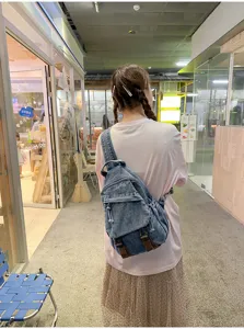 Gedetailleerd overzicht od de vintage gewassen denim multifunctionele rugzak, casual dagtas.