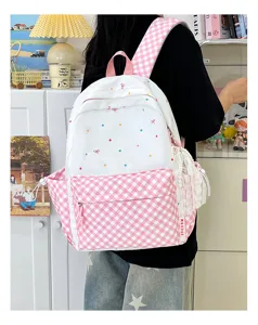 Süßer rosa karierter und gepunkteter Schulrucksack für Schüler mit Perlenanhänger.
