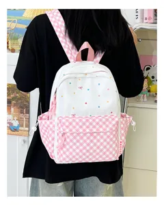 Süßer rosa-weißer karierter Schüler Rucksack Detailansicht mit bunten Punkten und schöner Alltagstasche.