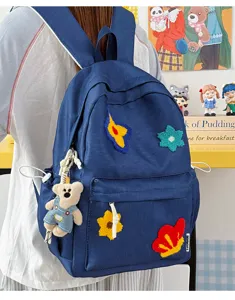 Casual canvas studentenrugzak met kleurrijke borduurpatches en schattige berenhanger, grote capaciteit.