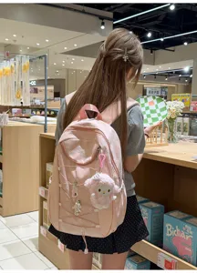 Rosa karierter Schulrucksack mit süßer Schleife und Plüschanhänger, Detailansicht.