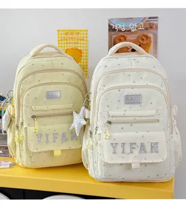 Niedliches Sternenmuster-Detail und Yifan-Buchstaben-Stickerei auf Rucksack-Praesentationsszene.