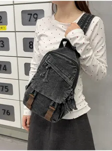 Gedetailleerd overzicht van de vintage gewassen denim borsttas, retro stijl en hardware.