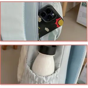 Detailansicht des hellblauen Schulrucksacks mit praktischer Seitentasche und Fronttasche.