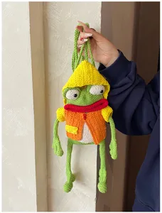 Sac de téléphone grenouille au crochet fait main avec capuche mignonne et couleurs.