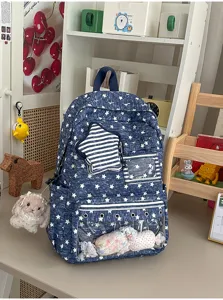 Detailansicht des blauen Jeans-Sternen-Rucksacks für Schüler mit transparenter Fronttasche.