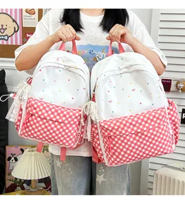 Süßer bunter Polka Dot rosa karierter Schulrucksack Detailansicht mit Fronttasche Anhängern.