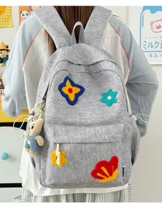 Grijze nylon rugzak voor studenten, schattige badstof borduurpatches en berenhanger.