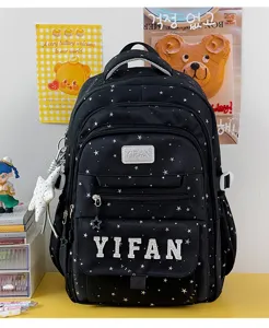 Detaillierte Ansicht des schwarzen Schülerrucksacks mit Sternenmuster und Vortartaschendesign.