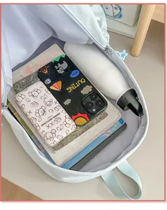 Süßer College-Stil Rucksack Detail zeigt den geräumigen Innenraum für Schulbedarf.