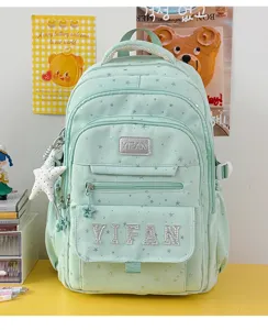 Detailansicht des hellgrünen Schülerrucksacks mit niedlichem Sternenmuster und Vordertasche.
