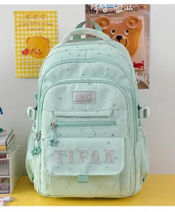 Mintgrüner Rucksack mit Sternenmuster im Detail, große Kapazität, süße Schultasche für Schülerinnen.
