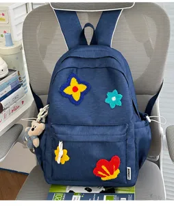Leuke nylon schoolrugzak voor studenten, grote capaciteit casual dagrugzak met leuke patches.