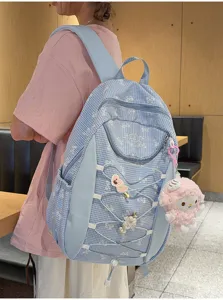 Blauer karierter Schulrucksack mit Schleifen, elastischen Kordeln und Plüschtier Anhänger.