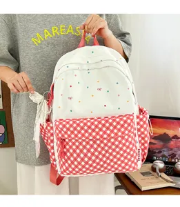 Süßer Schulrucksack mit Punkten und Karo für Mädchen, Vordertasche und Perlenanhänger.