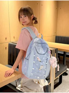 Hübscher blauer Karo-Schulrucksack mit Schleifenstickerei und Plüsch-Anhänger für Studenten