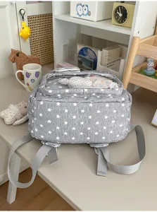 Detailansicht des grauen Rucksacks mit Sternenmuster und transparentem Sichtfenster für Fans.
