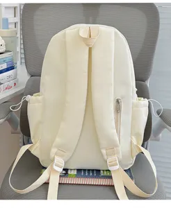 Gedetailleerd overzicht van de schattige beige nylon rugzak met grote capaciteit voor school.