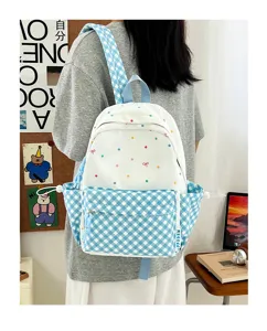 Schicker karierter Schulrucksack mit bunten Punkten, stilvoller kontrastfarbiger Rucksack.