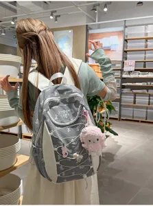 Schickes kariertes Rucksack-Design für Schüler mit großem Fassungsvermögen und Stil.