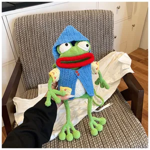 Sac bandoulière grenouille au crochet fait main, design dessin animé mignon avec gilet bleu.