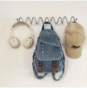 Vintage gewassen denim mini rugzak met voorzak en bandjes, veelzijdige casual dagrugzak.