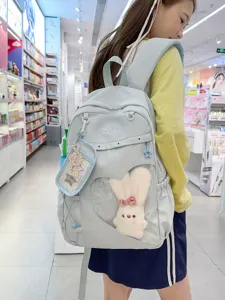 Hellblauer niedlicher College-Rucksack mit Herz-Sichtfenster und plüschigem Kaninchenanhänger.