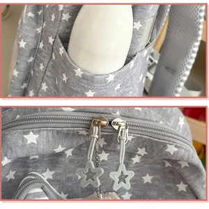 Grauer Sternen-Druck Studenten Schulrucksack mit Seitentasche und Stern-Reißverschluss.
