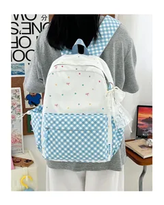Süßer Pünktchen Karo Schulrucksack für Teenager Mädchen mit Schleifen und Spitzenanhänger.
