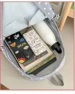 Gebaeumiger Schulrucksack mit Sternen-Druck, robustem Stoff und grossem Innenraum.