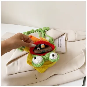 Détail de sac de téléphone grenouille au crochet fait main, joli sac bandoulière.