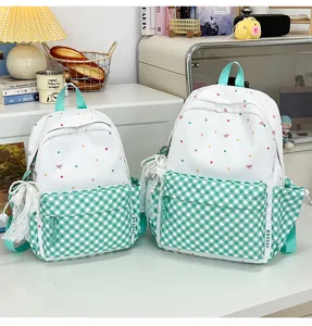 Süßer Schulrucksack mit Punkten und Karomuster in Mintgrün und Weiß für Schüler Detail