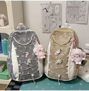 Niedlicher Karo-Studenten-Schulrucksack mit rosa Plüsch-Anhänger, großer Freizeit-Rucksack.