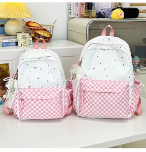 Süßer Schulrucksack in Rosa und Weiß mit Punkten, karierter Vordertasche und Schleife.