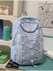 Blau-weißer Karomuster-Schulrucksack mit süßen Schleifen und elastischen Kordeln.