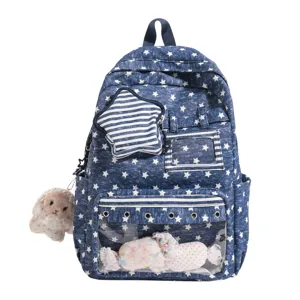 Detailansicht des Jeans-Rucksacks mit Sternenmuster, transparenter Fronttasche und Stern-Etui.