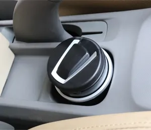 Tragbarer Autoaschenbecher mit LED-Beleuchtung, robustes schwarz-silbernes Kunststoff-Design.