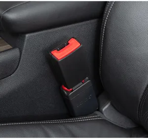 Vista di dettaglio della fibbia di estensione della cintura di sicurezza auto.