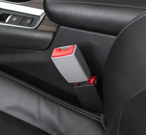 Primo piano della fibbia di estensione universale per cintura di sicurezza auto.