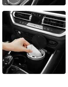 Vue detaillee poubelle de voiture tasse, mini corbeille avec couvercle pour interieur auto.