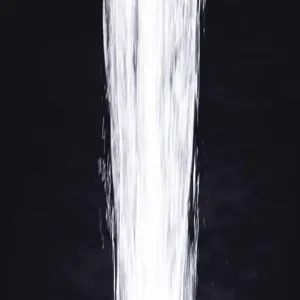 Vue détaillée de l'évier de cuisine montrant un débit d'eau fluide et un drainage rapide.